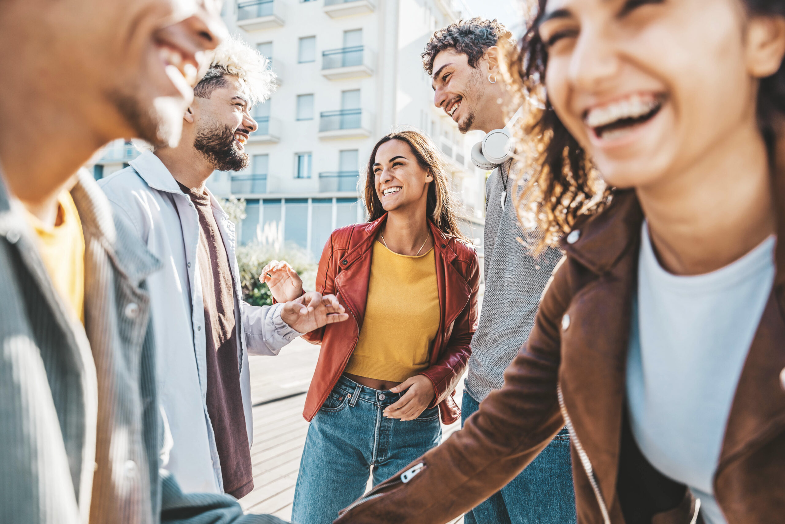 Viele junge Menschen genießen die Gemeinschaft und lachen